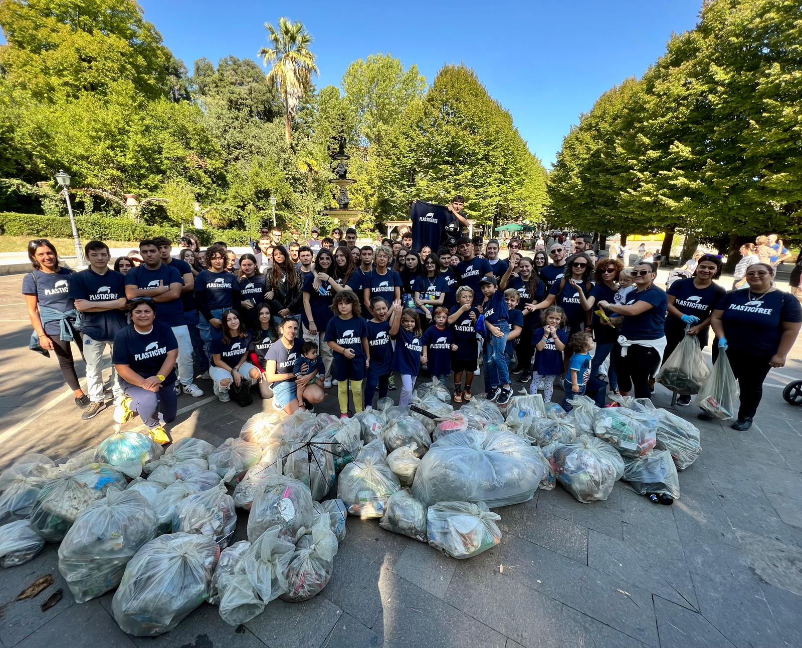 Immagine raffigurante notizia - Cento ragazzi alla Villa per il sabato di clean up di Plastic Free.