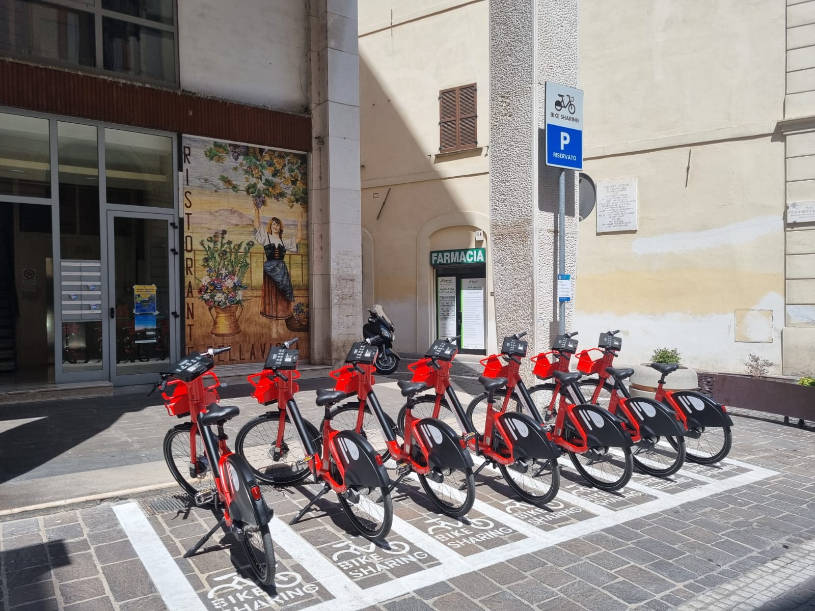 Immagine raffigurante notizia - E-Bike, la Polizia locale eleva i primi verbali per la violazione delle regole di utilizzo